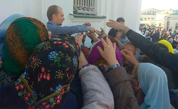 Церковная давка. Очередь в метро василеостровская. Давка у василеостровской. Церемония похорон в индии. Гробница иисуса в индии.