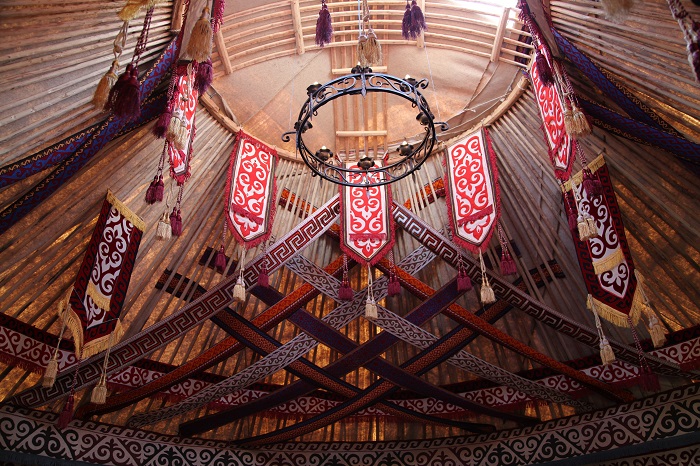 Шанырак - деревянный обод, котоый образует потолок. | Фото kz.all.biz.