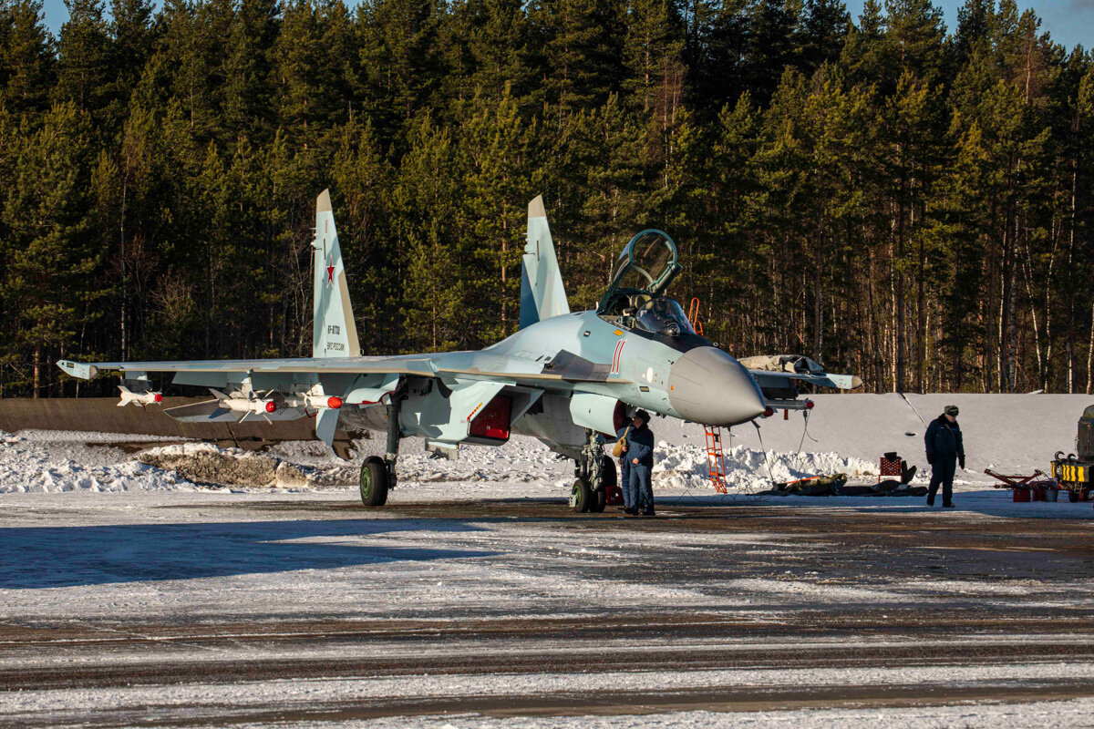 Боеготовый Су-35С, оснащенный парами Р-73, Р-27 и Р-77 ракетами класса "воздух-воздух" на учениях. Фото: Mil.ru