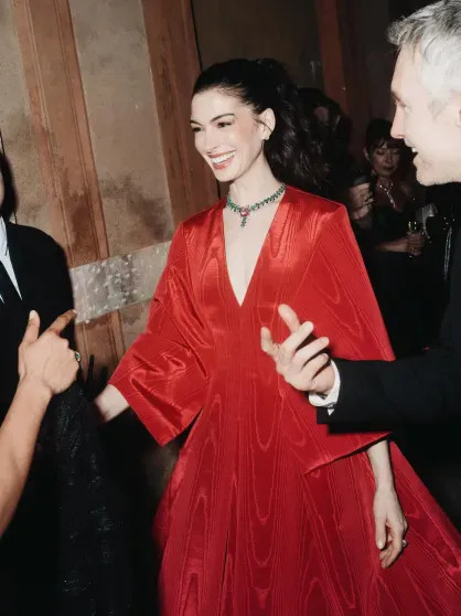 Энн Хэтэуэй, Дуа Липа, Приянка Чопра и Джейк Джилленхол на показе Bvlgari в Милане Чопра, Хэтэуэй, платье, Джилленхол, ДжилленхолПриянка, ЛипаПриянка, ХэтэуэйДуа, Джейк, звёзд, дополняли, украшения, Образы, ХэтэуэйЭнн, атласный, демонстрирующим, декольте, глубоким, ЧопраДжейк, бархатное, ХэтэуэйПриянка