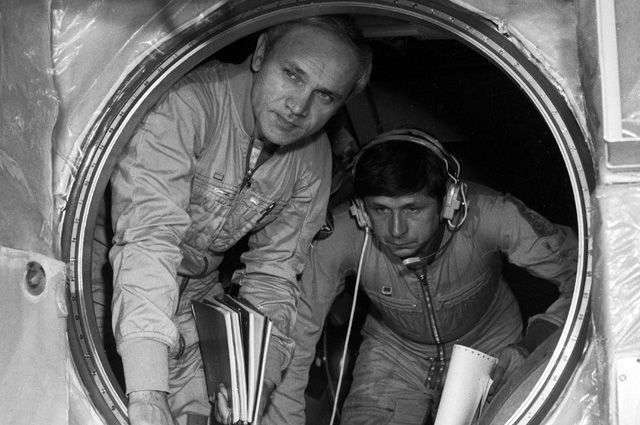 Члены экипажа космического корабля «Союз Т-13»: летчик-космонавт СССР, дважды Герой Советского Союза командир корабля Владимир Джанибеков и летчик-космонавт СССР, Герой Советского Союза бортинженер Виктор Савиных  во время тренировок.