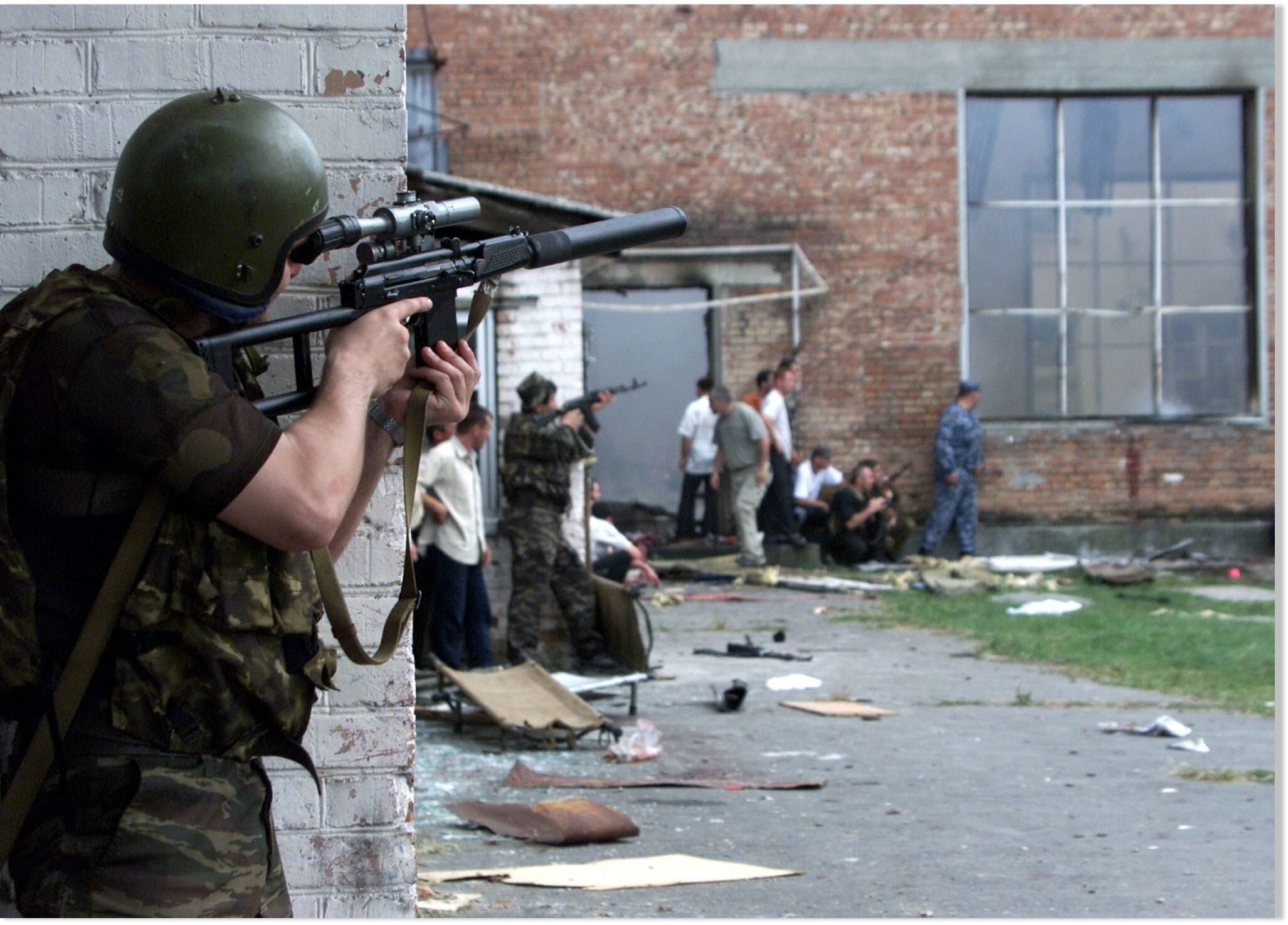 Теракт перед чеченской войной. Беслан 1 сентября 2004 штурм.
