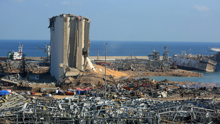 Гранатой в голову русского военкора и взятые штурмом министерства: Бейрут после взрыва встал на дыбы