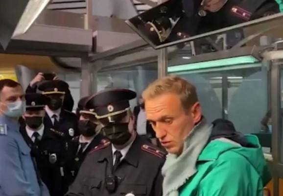 Навальный напросился на замену срока – эксперты предрекают ему нары 