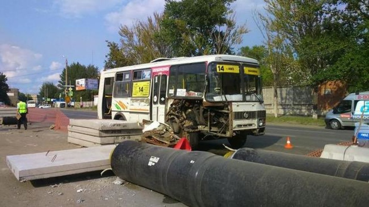 Автобус с пассажирами протаранил бетонные блоки в центре Челябинска