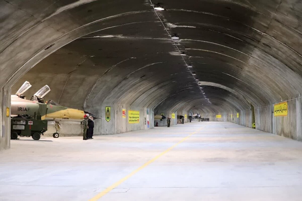 На фото подземная авиационная база Ирана "Oghab-44",  где-то в глубине скального массива. Именно здесь предполагается хранить самолёты Су-35. Фото: IRNA (Иран).