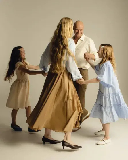 Семейный портрет: Юра Борисов с женой и детьми на обложке модного журнала