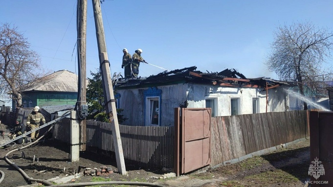 Частный дом лишился крыши из-за пожара в Рубцовске