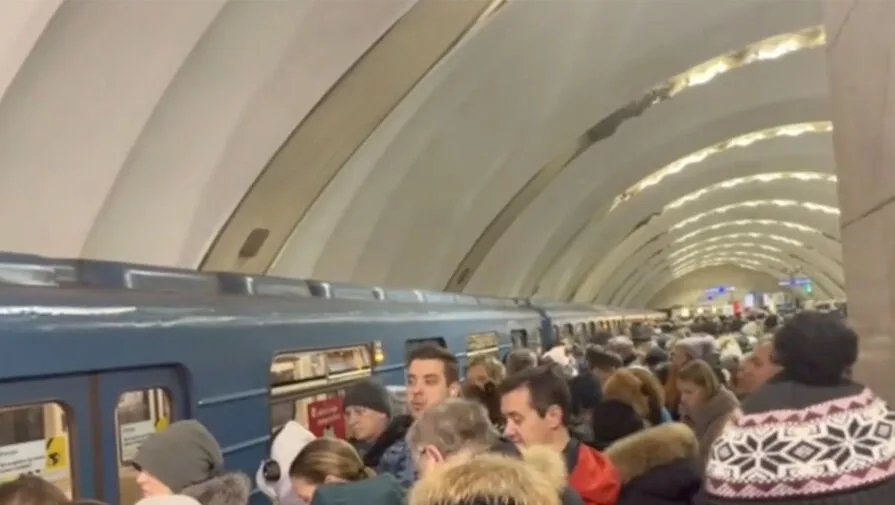 Пассажир упал на пути в петербургском метро, движение временно остановили