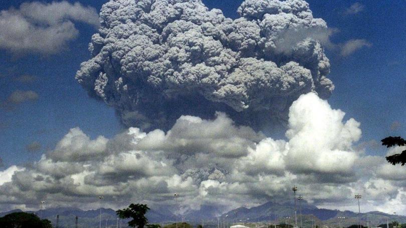 Извержение Этны (вид из космоса). Далее на север рядом с Неаполем — крупный вулканический район Кампи Флегреи (Флегрейские поля)