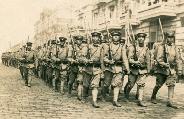 Август 1918 года. Владивосток. Японские войска на улице Светланской.