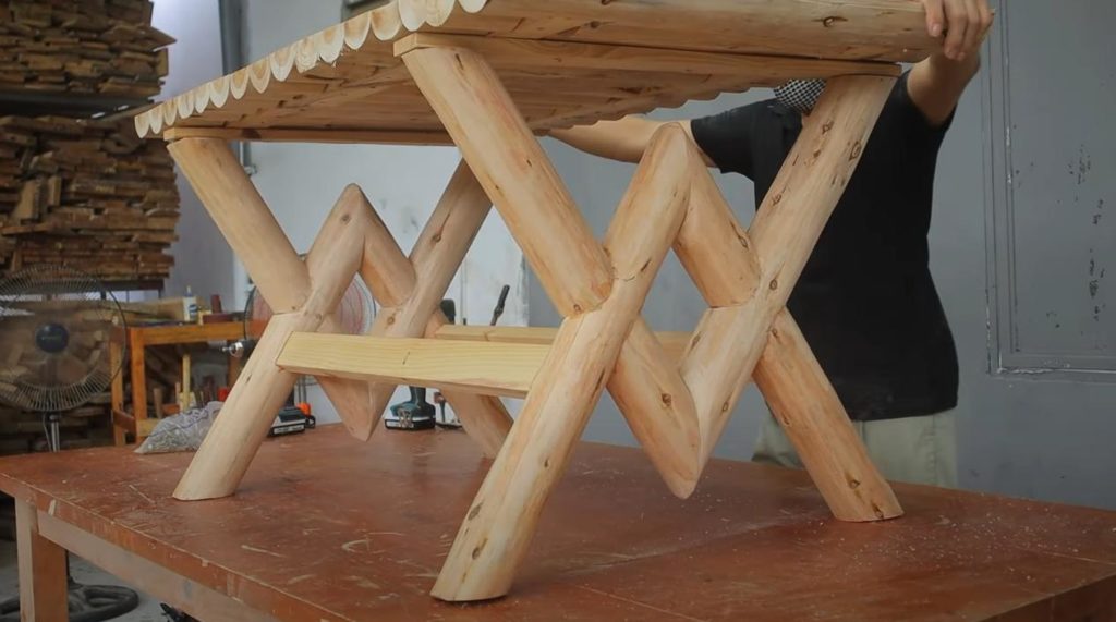Стол из бревен в деревенском стиле