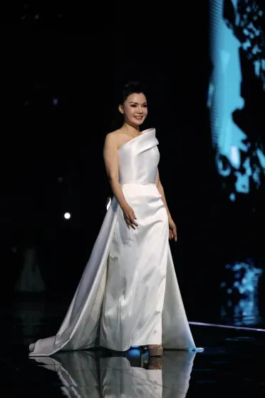 Zivert на сцене, обращение от Юлии и Анны Пересильд и 