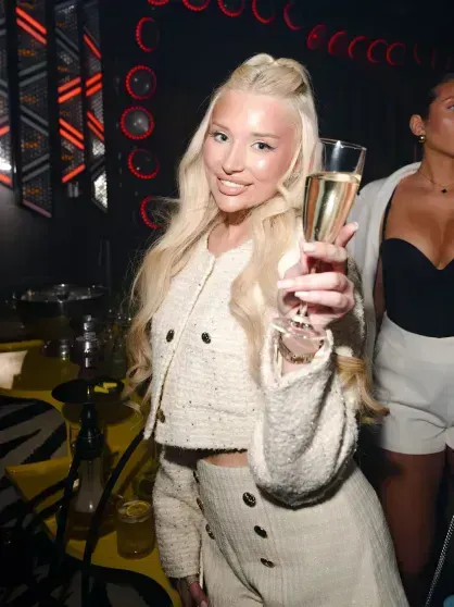 Тимати вышел в свет с матерью своего ребёнка Валентиной Ивановой после слухов о его измене Иванова, Тимати, Валентина, после, появилась, ИвановаТимати, видели, рэпера, возлюбленного, также, рождения, вместе, Валентине, почему, сразу, почти, усилилось, Шишкова, Недовольство, Анастасия