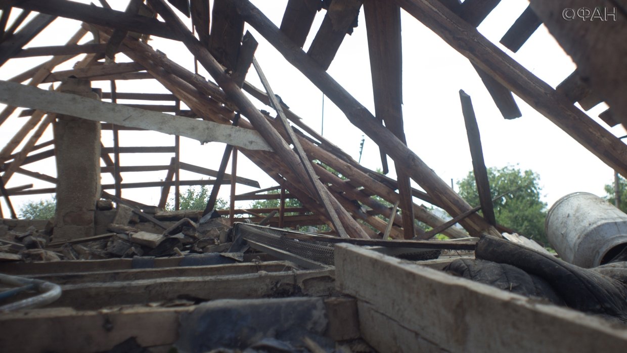 Снаряды ВСУ сорвали крышу с одного из домов