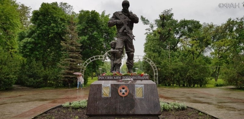 В Луганске почтили память добровольцев, погибших при защите Донбасса