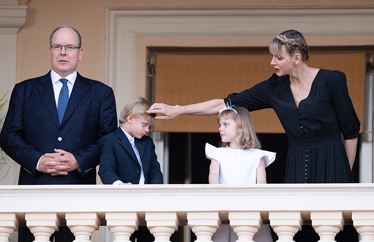 Князь Альбер и княгиня Шарлен с детьми на праздновании Дня святого Иоанна в Монако Монархи,Новости монархов