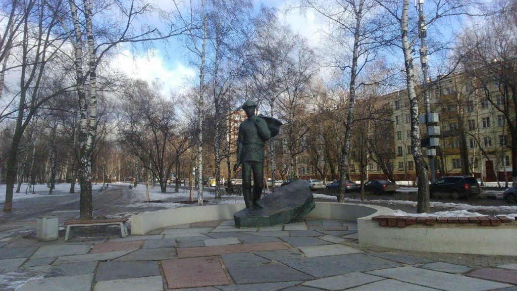 Бульвар есенина москва. Памятник Есенину в Москве на Есенинском бульваре. Памятник Есенину на Есенинском бульваре Кузьминки. Памятники на Есенинском бульваре. Есенинский бульвар Рязань.