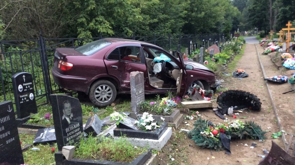 Где могила кости могилы. Автомобильное кладбище. Надгробия с автомобилями. Памятник с машиной на могилу.