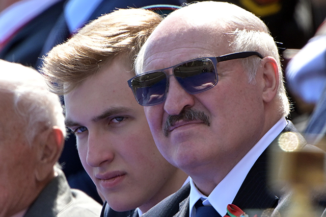 В сети обсуждают младшего сына Александра Лукашенко, который приехал на парад Победы вместе с отцом