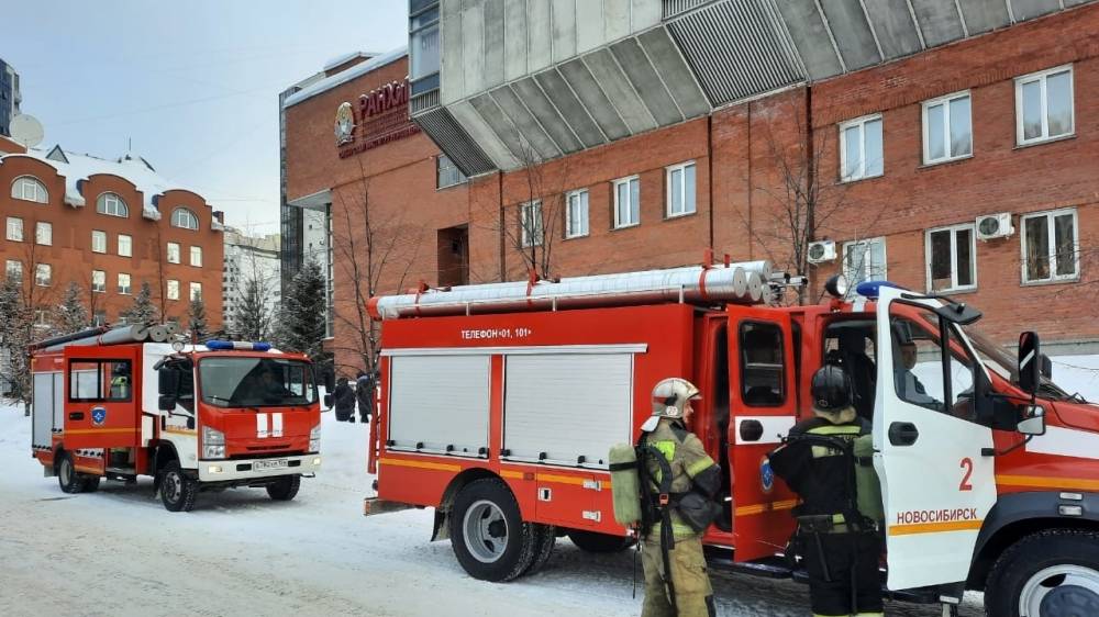 Студентов РАНХиГС эвакуировали из здания вуза в Новосибирске из-за пожара Студентов РАНХиГС эвакуировали из здания вуза в Новосибирске из-за пожара Происшествия