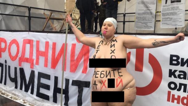 Таких жутких фото вы ещё не видали: голая активистка FEMEN избила михомайданщиков веслом 21+ | Продолжение проекта «Русская Весна»