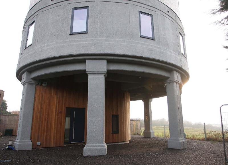 Британец превратил водонапорную башню в дом мечты