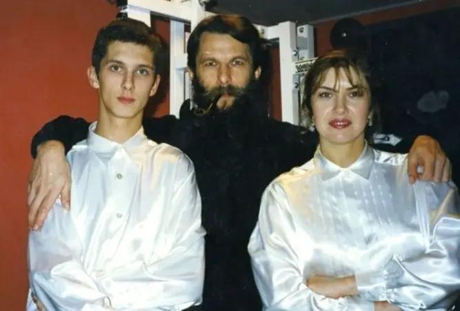 Забеременела в 17 лет от дворника: что известно о единственном сыне актрисы Веры Сотниковой Сотникова, актриса, деньги, Сотниковой, только, актрисы, сыном, Франции, Также, часто, исполнилось, Юрием, Никольским, общежитии, большая, известно, несколько, Только, больше, работает