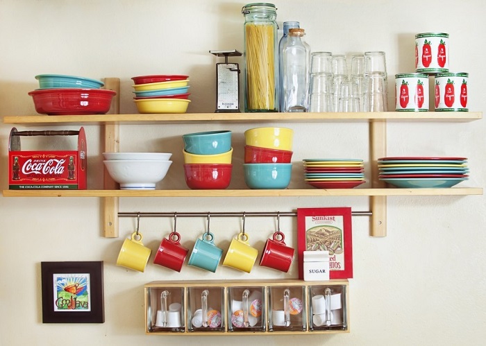 Яркая посуда на открытых полках - украшение вашей кухни. / Фото: pinterest.ru