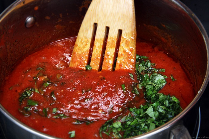 В томатный соус можно добавить зелень для аромата. / Фото: ona-znaet.ru
