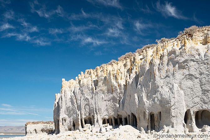 Таинственные каменные колонны озера Кроули в Калифорнии, США (4)