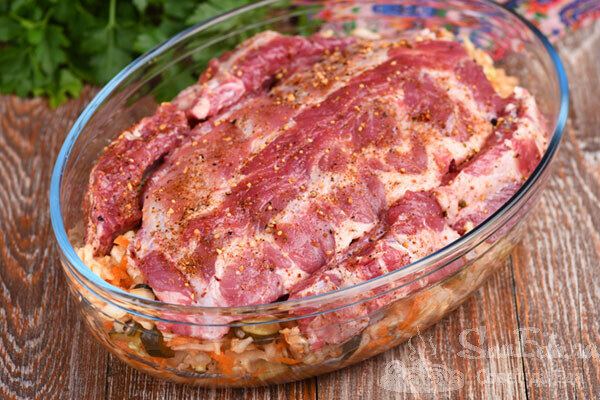 Свиные ребрышки с солянкой из свежей капусты в духовке мясные блюда,овощные блюда