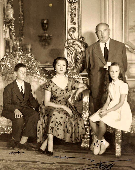 Фатьма Неслишах-султан с мужем Мухаммадом и детьми