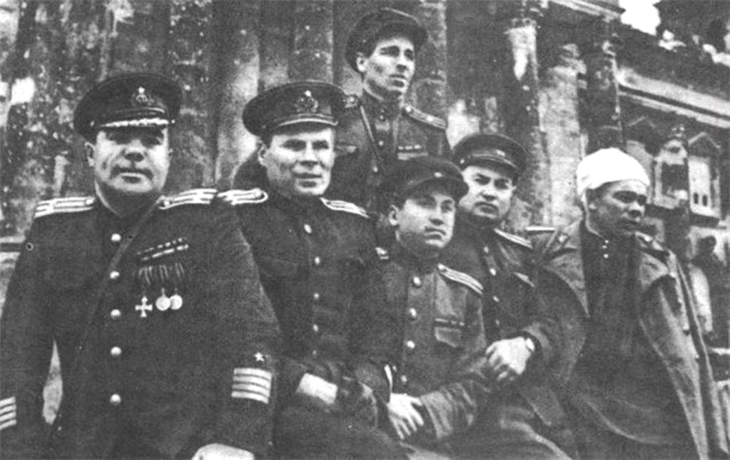 Писатель, драматург, военный корреспондент Всеволод Вишневский на ступенях рейхстага, май 1945 года.