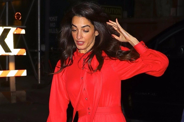 Всему виной — каблуки: Амаль Клуни едва не упала на мощеной улице в Нью-Йорке