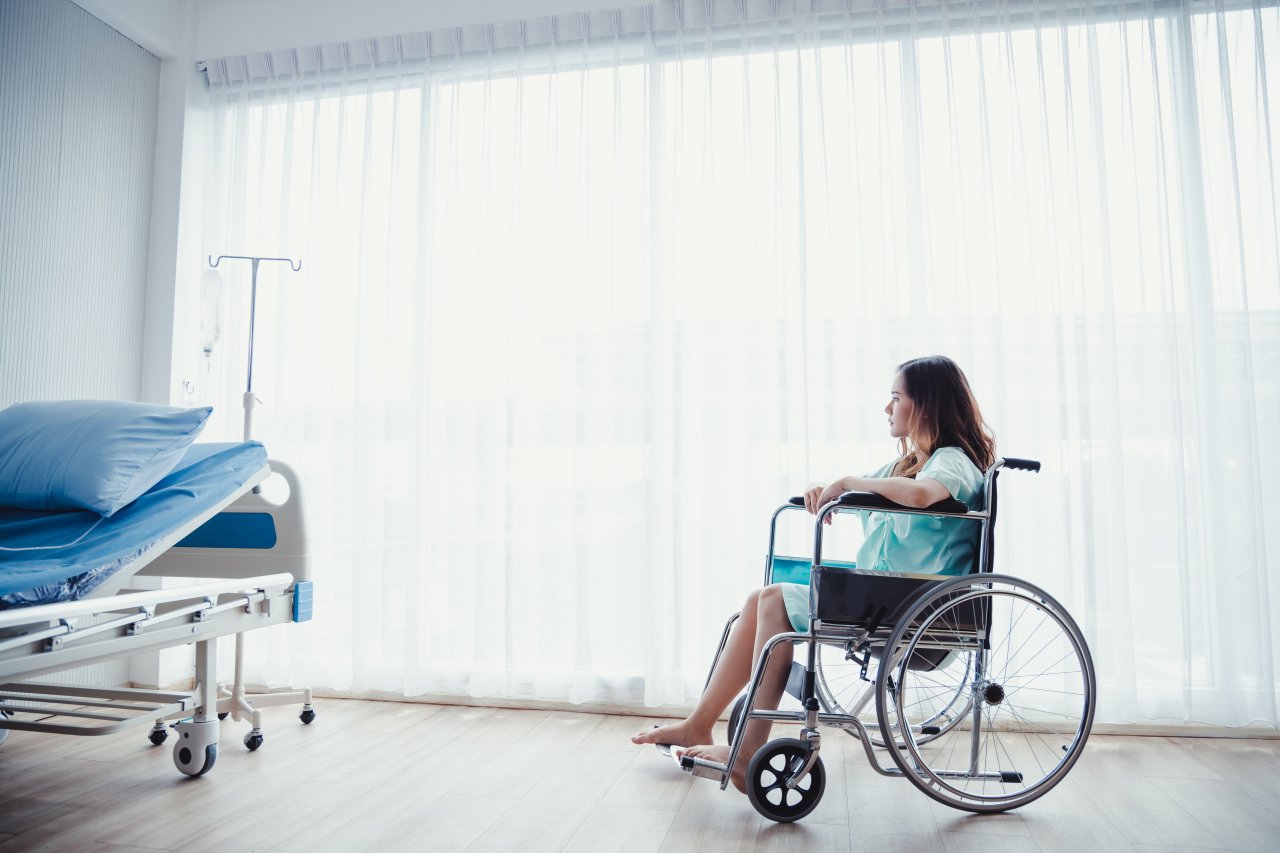 Перемещение больного с кровати в инвалидную коляску