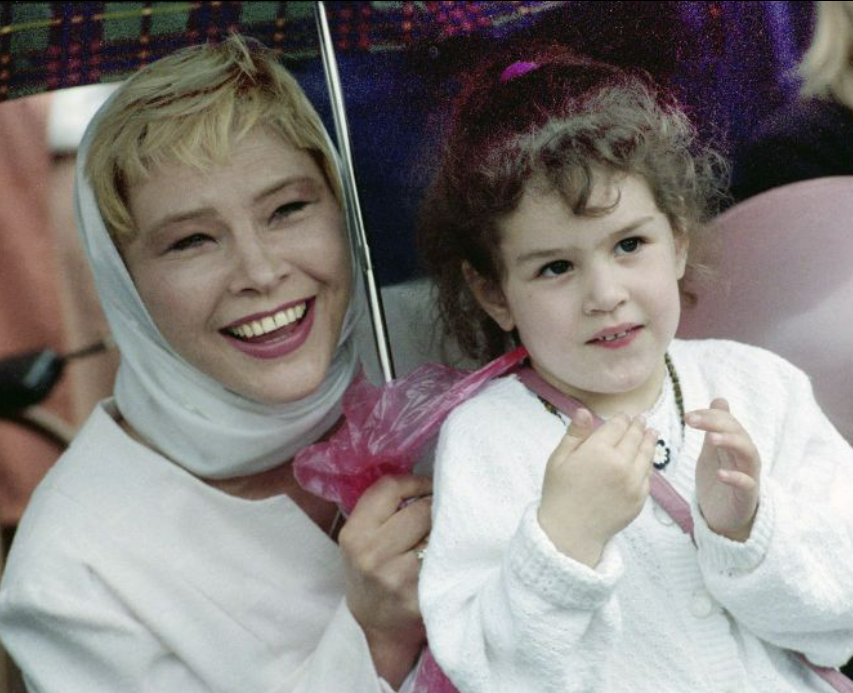 Почему единственная дочь Татьяны Догилевой отказалась от фамилии матери Почему единственная дочь Татьяны Догилевой отказалась от фамилии матери Екатерина, Догилевой, артистка, Девушка, жизни, актрисы, фамилию, Татьяны, Михаилом, дочери, Михаил, отношения, после, Догилева, Татьяна, очень, ничего, писателем, когда, родилась