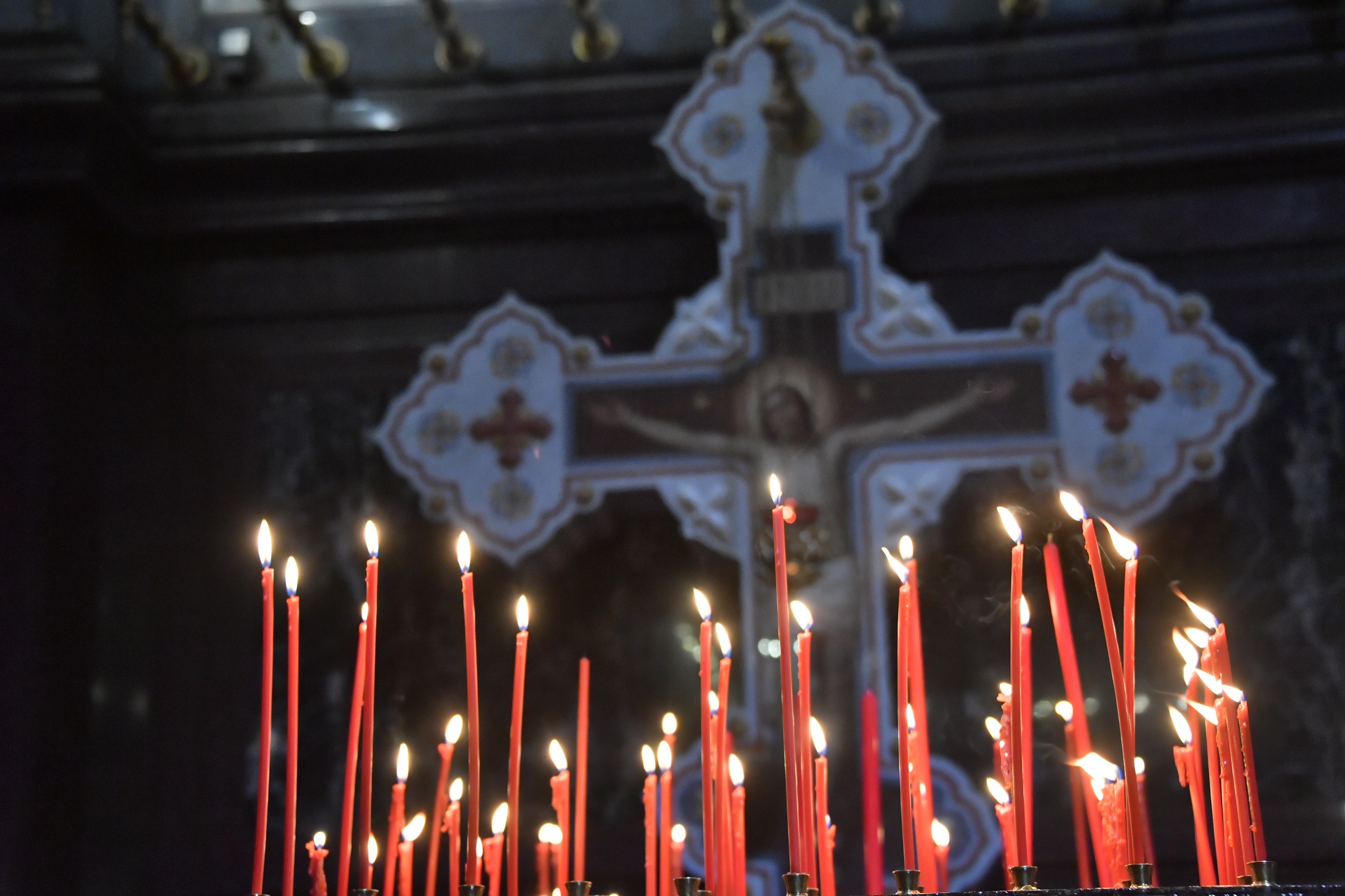 Священник рассказал, зачтутся ли молитвы от потушенных свечей и как меняется их сила после погашения огня