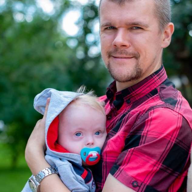 Русский мужчина в одиночку растит сына с синдромом Дауна, доказывая, что отцовская любовь творит чудеса