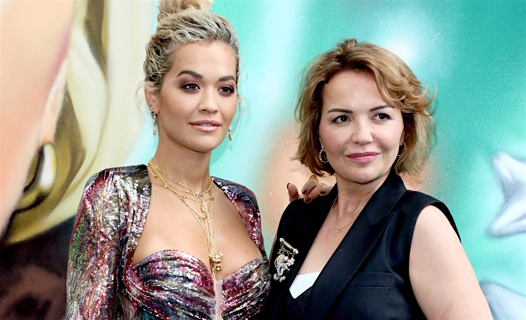 Рита Ора записалась волонтером в британскую систему здравоохранения: "Меня вдохновила на это мама"