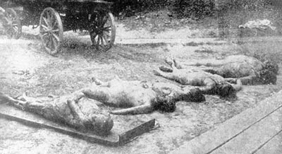 Харьков. Трупы замученных женщин-заложниц. Вторая слева — С. Иванова, владелица мелочного магазина. Третья слева — А.И. Карольская, жена полковника. Четвертая — Л. Хлопкова, помещица. У всех заживо взрезаны и вылущены груди, половые органы обожжены и в них найдены уголья. 