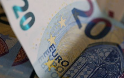 FILE PHOTO: 20 Euro banknotes are seen in a picture illustration, August 1, 2016. REUTERS/Regis Duvignau/Illustration