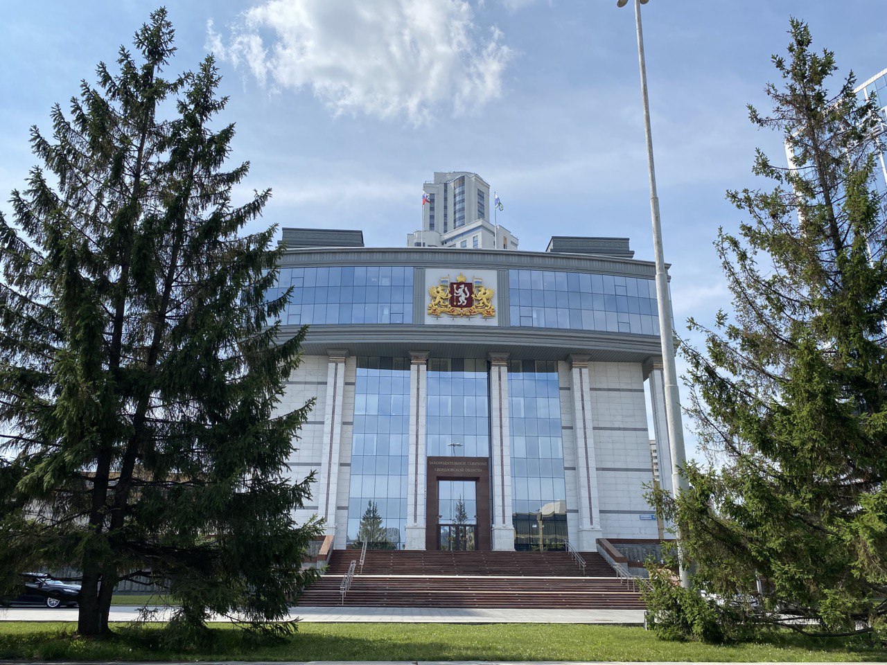 Стало известно, почему силовики оцепили здания Заксобрания и правительства в Екатеринбурге 7 июня