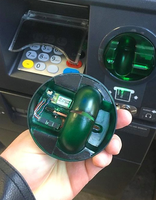 Ловушки мошенников на банкоматах, которые могут привести к потере денег uncategorized,банкомат,мошенничество,преступники,скимминг,уловки