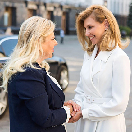 Встреча первых леди: Елена Зеленская приняла Сару Нетаньяху после скандала с караваем Встреча первых леди: Елена Зеленская приняла Сару Нетаньяху после скандала с караваем Звездный стиль