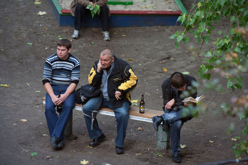 Фотограф четыре года снимал, что происходит на лавочке в украинском дворе. Некоторые кадры шокируют 