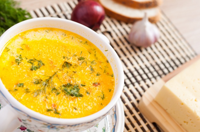 Сырный суп с копчеными колбасками