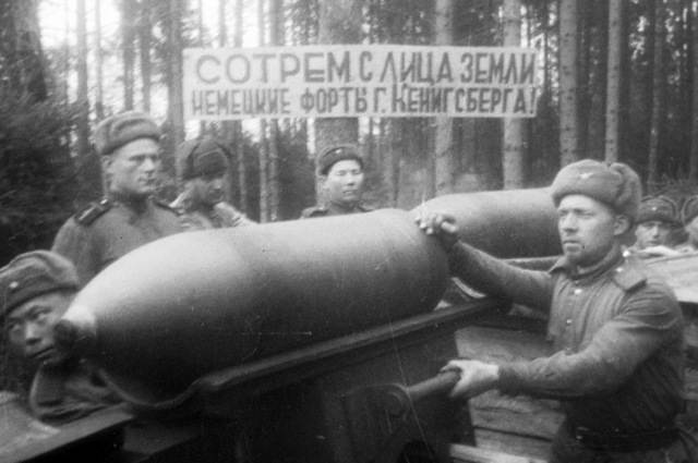 Бойцы батареи капитана В.Лескова подвозят артиллерийские снаряды на подступах к г. Кёнигсбергу. 1945