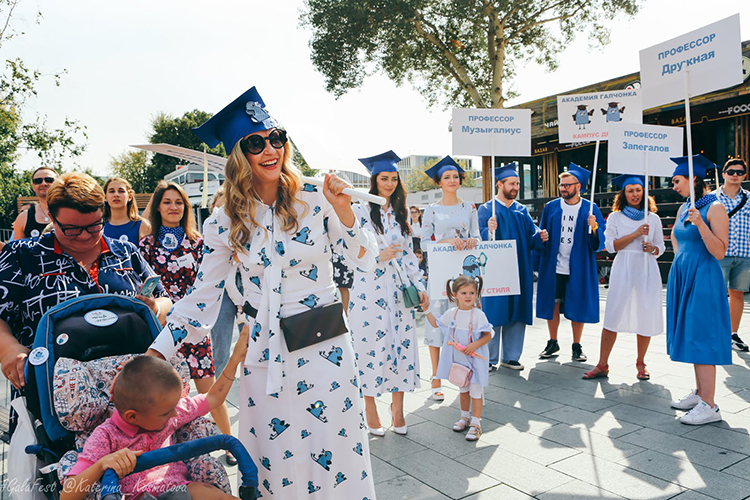 Онлайн-спектакль, игры со звездами и большая вечеринка: Юлия Пересильд приглашает на день рождения фонда "Галчонок" Стиль жизни,Благотворительность