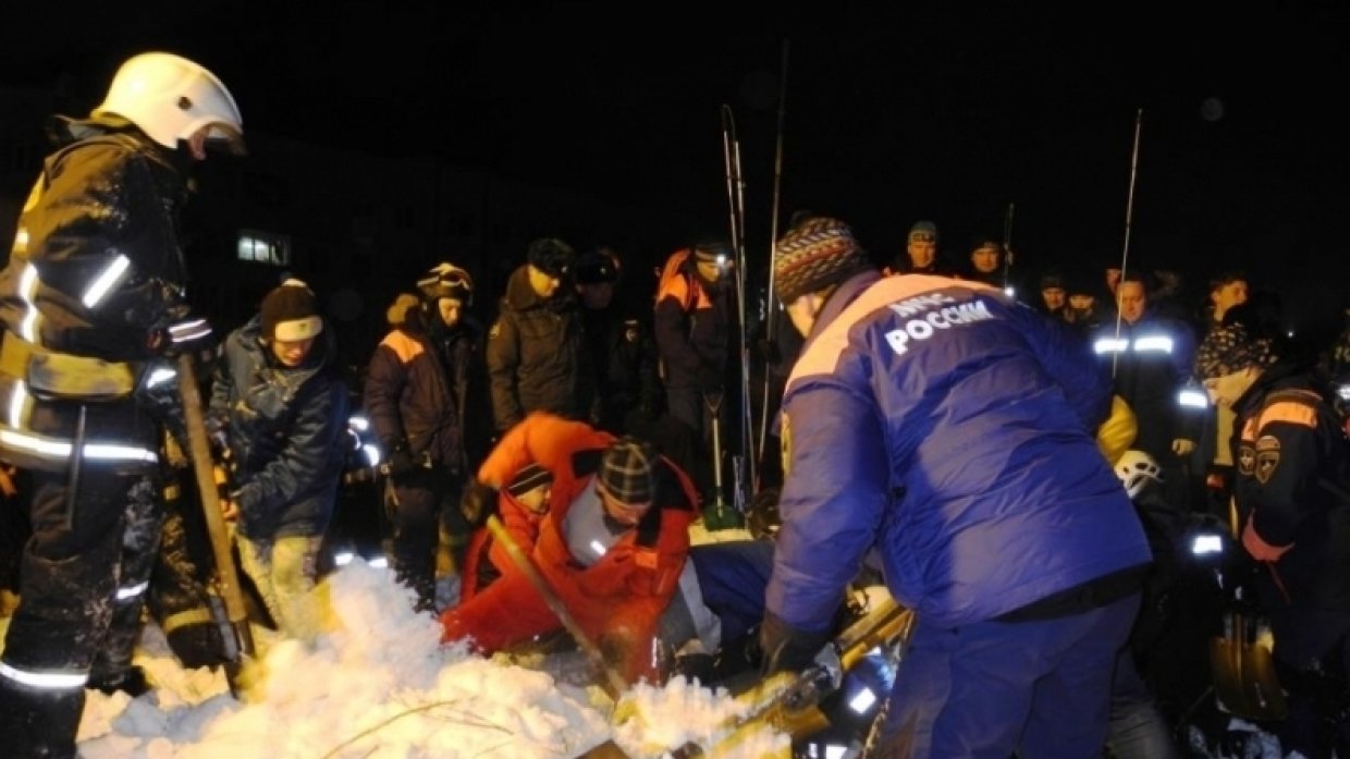 Трагедия в хибинах последние новости. Кировск лавина 2016. МЧС Кировск Мурманская область. МЧС Хибины. Сход лавины Хибины.